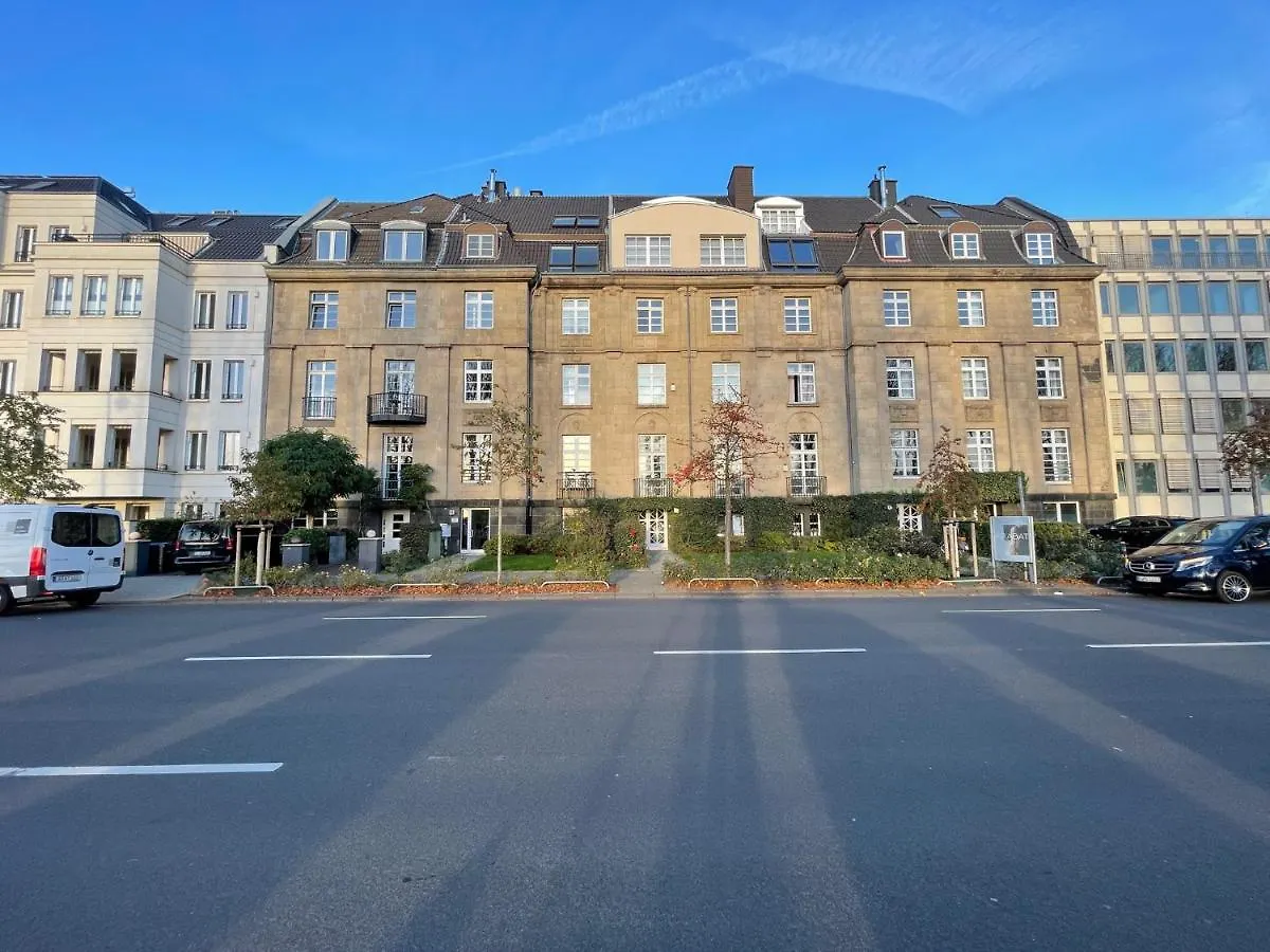 Apartment Ferienwohnung Exclusive Wohunung direkt am Rhein 1.5 km von der Messe Düsseldorf