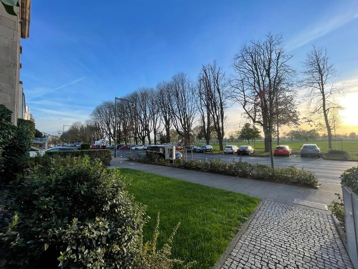 Ferienwohnung Exclusive Wohunung direkt am Rhein 1.5 km von der Messe Düsseldorf Apartment